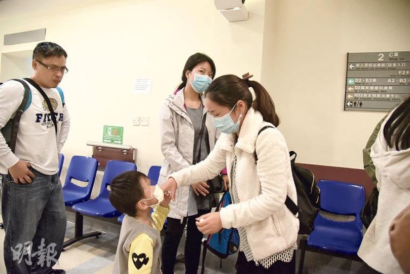 墮樓受傷的搭棚工人,其妻(右一)、兒子及親友在醫院深切治療病房門外等候消息,眾人憂心忡忡。(林智傑攝) 墮樓受傷的搭棚工人,其妻(右一)、兒子及親友在醫院深切治療病房門外等候消息,眾人憂心忡忡。(林智傑攝)