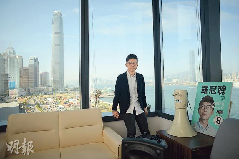 香港眾志羅冠聰自言做了兩個多月議員「依然有無力感」,因為親身感受到議會不公,形容「球證、球迷和主辦單位都是佢(政府和建制派)嘅人」。(鍾林枝攝) 香港眾志羅冠聰自言做了兩個多月議員「依然有無力感」,因為親身感受到議會不公,形容「球證、球迷和主辦單位都是佢(政府和建制派)嘅人」。(鍾林枝攝)