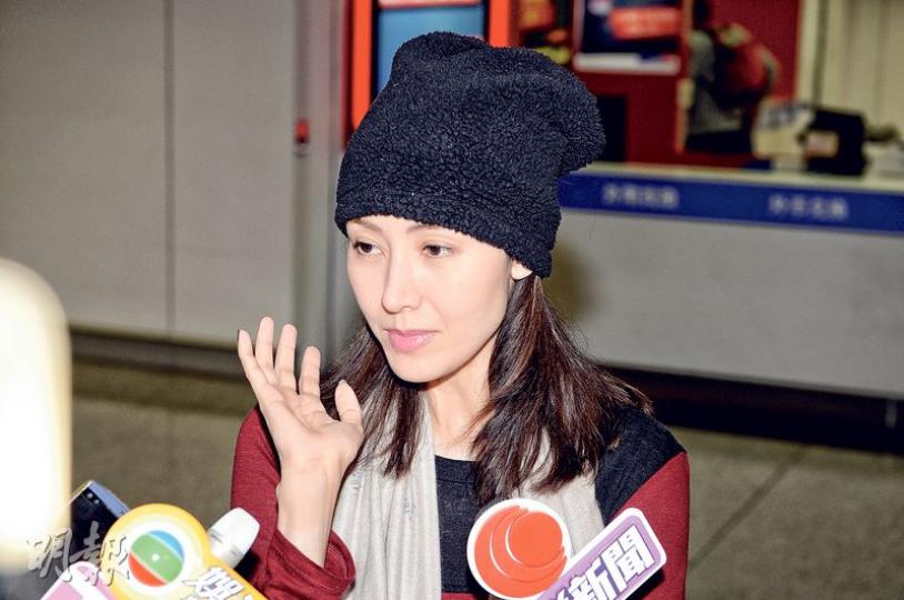 李嘉欣聲沙沙接受訪問,她解釋因札幌機場很多細菌,加上在當地滯留數天很疲累所致。(攝影:劉永銳)滿面鬚根的許晉亨顯得有點憔悴,相反囝囝小JM依然很精神。(攝影:劉永銳)李嘉欣表示不會因今次的滯留事件,對札幌留下壞印象。(攝影:劉永銳)李嘉欣接受完訪問會合老公及囝囝,然後返家好好休息。(攝影:劉永銳) 李嘉欣聲沙沙接受訪問,她解釋因札幌機場很多細菌,加上在當地滯留數天很疲累所致。(攝影:劉永銳)滿面鬚根的許晉亨顯得有點憔悴,相反囝囝小JM依然很精神。(攝影:劉永銳)李嘉欣表示不會因今次的滯留事件,對札幌留下壞印象。(攝影:劉永銳)李嘉欣接受完訪問會合老公及囝囝,然後返家好好休息。(攝影:劉永銳)