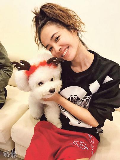 蔡依林笑容滿面與愛犬合照,心情似乎未受情傷影響。(微博圖片)(圖、圖3)甩拖的錦榮上載一張聖誕樹照片,並祝大家聖誕快樂。(微博圖片)(圖3)(微博圖片) 蔡依林笑容滿面與愛犬合照,心情似乎未受情傷影響。(微博圖片)(圖、圖3)甩拖的錦榮上載一張聖誕樹照片,並祝大家聖誕快樂。(微博圖片)(圖3)(微博圖片)