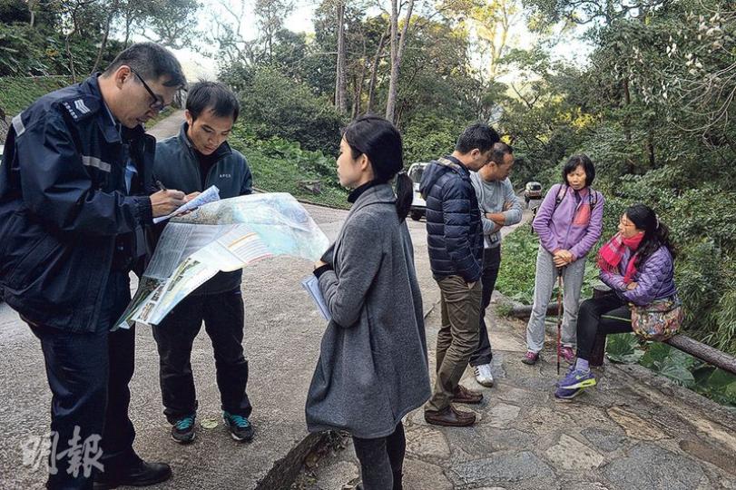 警員到場調查,向事主查詢了解遇劫地點,以便登山搜捕疑匪。(鍾林枝攝)發現連環行山劫案後,警方派出大批機動部隊人員登山搜捕蛇匪。(鍾林枝攝) 警員到場調查,向事主查詢了解遇劫地點,以便登山搜捕疑匪。(鍾林枝攝)發現連環行山劫案後,警方派出大批機動部隊人員登山搜捕蛇匪。(鍾林枝攝)