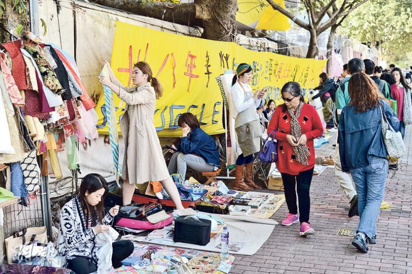 一班關注棚仔的義工聯同布販昨在棚仔巿場外聲援,其中有50多名本地手作人舉行布藝手作巿集。(楊柏賢攝) 一班關注棚仔的義工聯同布販昨在棚仔巿場外聲援,其中有50多名本地手作人舉行布藝手作巿集。(楊柏賢攝)
