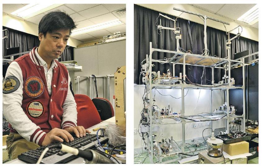 理工大學應用物理系副教授麥熾良(左圖)表示,有了24小時開放的遙距平台後,學生不用被實驗時間所限,更可隨時隨地做實驗。學生只要經互聯網遙控實驗室內的電腦,電腦即會控制儀器完成實驗。平台現時提供共6個物理實驗,以右圖「光的干擾和衍射實驗」為例,學生透過互聯網遙控實驗室的電腦,由於電腦早已連接圖中架上左方的兩支激光,及不同大小的「篷」,當學生選了激光顏色及篷後,不同的組合會投映出不同的光譜,藉以學習不同篷對光的干擾。(鍾林枝攝) 理工大學應用物理系副教授麥熾良(左圖)表示,有了24小時開放的遙距平台後,學生不用被實驗時間所限,更可隨時隨地做實驗。學生只要經互聯網遙控實驗室內的電腦,電腦即會控制儀器完成實驗。平台現時提供共6個物理實驗,以右圖「光的干擾和衍射實驗」為例,學生透過互聯網遙控實驗室的電腦,由於電腦早已連接圖中架上左方的兩支激光,及不同大小的「篷」,當學生選了激光顏色及篷後,不同的組合會投映出不同的光譜,藉以學習不同篷對光的干擾。(鍾林枝攝)