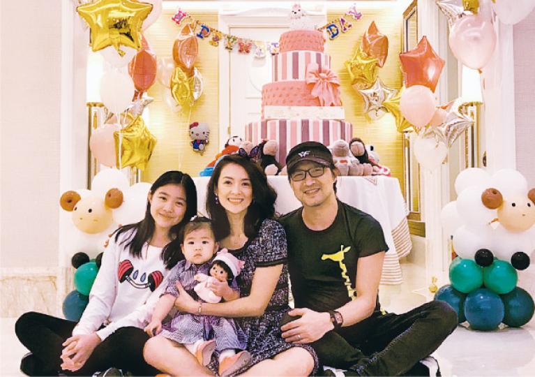 醒醒1歲生日,章子怡偕同繼女小蘋果、老公汪峰齊齊慶祝,生日會有羊咩咩造型大蛋糕及羊咩咩氣球佈置,充滿歡樂氣氛。(微博圖片)醒醒以小主公Look出席自己的生日會。(微博圖片) 醒醒1歲生日,章子怡偕同繼女小蘋果、老公汪峰齊齊慶祝,生日會有羊咩咩造型大蛋糕及羊咩咩氣球佈置,充滿歡樂氣氛。(微博圖片)醒醒以小主公Look出席自己的生日會。(微博圖片)