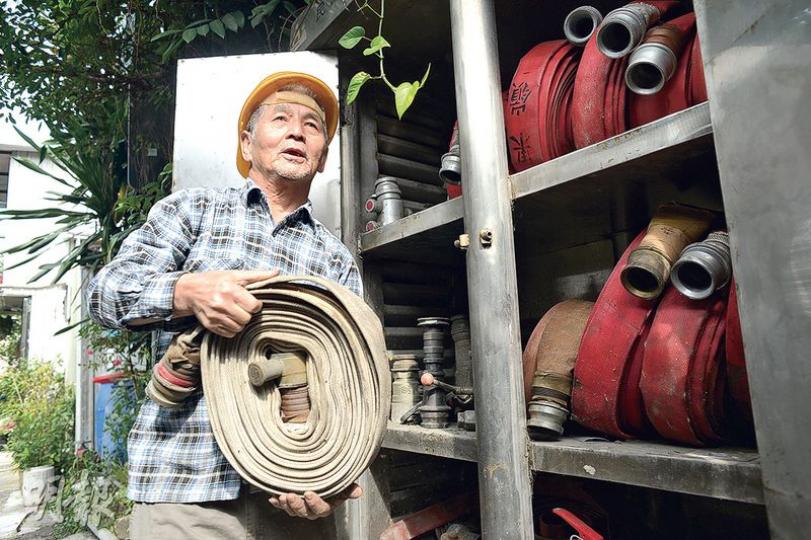 茶果嶺村昨凌晨發生二級火,在大批消防員趕赴現場撲火前,村民自發成立的防火隊已開始拖喉救火,羅伯(圖)表示村內部分消防設備老化,但「有火就去救」,盼盡快協助將火救熄。(鍾林枝攝) 茶果嶺村昨凌晨發生二級火,在大批消防員趕赴現場撲火前,村民自發成立的防火隊已開始拖喉救火,羅伯(圖)表示村內部分消防設備老化,但「有火就去救」,盼盡快協助將火救熄。(鍾林枝攝)