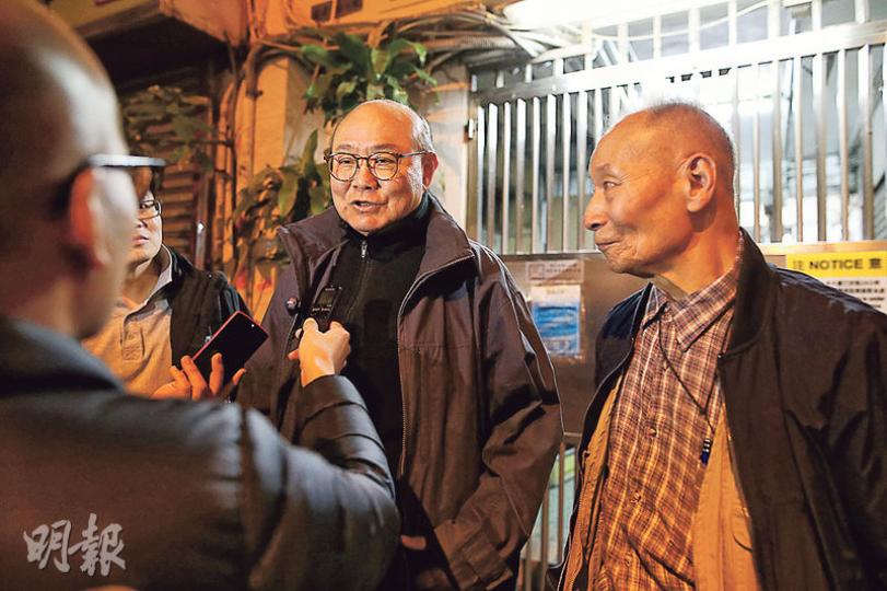 宣布參選的退休法官胡國興(右二)昨日到大角嘴,了解劏房居民生活。(曾憲宗攝) 宣布參選的退休法官胡國興(右二)昨日到大角嘴,了解劏房居民生活。(曾憲宗攝)