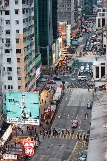 路政署建議沿亞皆老街由塘尾道至黑布街段建闊4米的行人天橋,建築師指天橋東西走向,不論清晨或日落都遮掩日光,令約三分之一條亞皆老街沒有陽光,亦令原來人煙稠密的街道變得更「焗」。圖為亞皆老街與彌敦道交界,垂直的為亞皆老街。(曾憲宗攝) 路政署建議沿亞皆老街由塘尾道至黑布街段建闊4米的行人天橋,建築師指天橋東西走向,不論清晨或日落都遮掩日光,令約三分之一條亞皆老街沒有陽光,亦令原來人煙稠密的街道變得更「焗」。圖為亞皆老街與彌敦道交界,垂直的為亞皆老街。(曾憲宗攝)