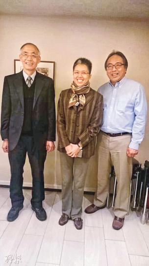 港科院院長徐立之(右)指推動STEM教育不應重視分數,而要薰陶學生對數理感興趣,世界各地對推動STEM仍處於摸索階段,現時本港各校百花齊放,未嘗不是好事。左及中為港科院秘書長陳成城及義務顧問倫嘉欣。(蔡瑤攝) 港科院院長徐立之(右)指推動STEM教育不應重視分數,而要薰陶學生對數理感興趣,世界各地對推動STEM仍處於摸索階段,現時本港各校百花齊放,未嘗不是好事。左及中為港科院秘書長陳成城及義務顧問倫嘉欣。(蔡瑤攝)