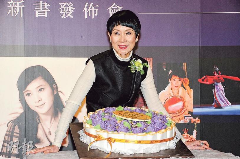 寶珠姐快將70歲生日,昨日提早切蛋糕及與粉絲慶祝。(攝影﹕鍾偉茵)寶珠姐(中)出新書,同為「七公主」的沈芝華(左)及馮素波(右)到場支持。(攝影﹕鍾偉茵) 寶珠姐快將70歲生日,昨日提早切蛋糕及與粉絲慶祝。(攝影﹕鍾偉茵)寶珠姐(中)出新書,同為「七公主」的沈芝華(左)及馮素波(右)到場支持。(攝影﹕鍾偉茵)