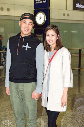 強強與香香十指緊扣步出機場,幸福滿瀉。(攝影﹕黃梓烜)香香大曬由強強設計的巨鑽婚戒,一臉幸福。(攝影﹕黃梓烜)香香、強強接受訪問時多次四目交投,恩愛得羨煞旁人。(攝影﹕黃梓烜)香香如小鳥依人般挨住老公,兩人笑到合唔埋口。(攝影﹕黃梓烜)強強見旅客的行李篋被撞跌,第一時間上前幫手執,香香夫唱婦隨在旁協助。(攝影﹕黃梓烜) 強強與香香十指緊扣步出機場,幸福滿瀉。(攝影﹕黃梓烜)香香大曬由強強設計的巨鑽婚戒,一臉幸福。(攝影﹕黃梓烜)香香、強強接受訪問時多次四目交投,恩愛得羨煞旁人。(攝影﹕黃梓烜)香香如小鳥依人般挨住老公,兩人笑到合唔埋口。(攝影﹕黃梓烜)強強見旅客的行李篋被撞跌,第一時間上前幫手執,香香夫唱婦隨在旁協助。(攝影﹕黃梓烜)