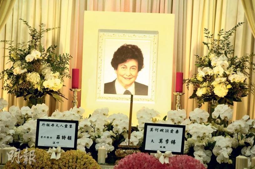 靈堂佈置以白色鮮花簡潔為主,中央擺放十三姑娘親切笑容的遺照。(攝影:梁榮達)賭王與二太藍瓊纓聯名送上花圈致意。(攝影:梁榮達)三太陳婉珍神情哀傷。(攝影:梁榮達)何猷啟獨自到靈堂拜祭。(攝影:梁榮達)四太梁安琪與女兒超欣到達殯儀館,但未有回答任何提問。(攝影:梁榮達)超雲(左)和超蓮(右)兩姊妹一身素服到場。(攝影:梁榮達)何超雄在友人攙扶下到場。(攝影:梁榮達) 靈堂佈置以白色鮮花簡潔為主,中央擺放十三姑娘親切笑容的遺照。(攝影:梁榮達)賭王與二太藍瓊纓聯名送上花圈致意。(攝影:梁榮達)三太陳婉珍神情哀傷。(攝影:梁榮達)何猷啟獨自到靈堂拜祭。(攝影:梁榮達)四太梁安琪與女兒超欣到達殯儀館,但未有回答任何提問。(攝影:梁榮達)超雲(左)和超蓮(右)兩姊妹一身素服到場。(攝影:梁榮達)何超雄在友人攙扶下到場。(攝影:梁榮達)
