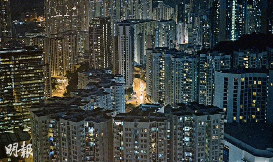 本港樓市在2016年初短暫回調後,連升8個月,官方樓價指數終在11月創出歷史新高。(楊柏賢攝) 11月官方樓價指數,以C類單位,即實用753至1075方呎的中型單位升幅較大,港島東太古城及康怡有不少同類型單位。圖為太古城地產代理舖外。(馮凱鍵攝) 本港樓市在2016年初短暫回調後,連升8個月,官方樓價指數終在11月創出歷史新高。(楊柏賢攝) 11月官方樓價指數,以C類單位,即實用753至1075方呎的中型單位升幅較大,港島東太古城及康怡有不少同類型單位。圖為太古城地產代理舖外。(馮凱鍵攝)
