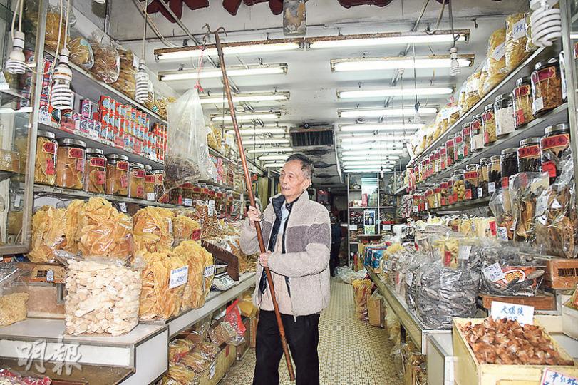 遭竊的「同昌海味」有逾40年歷史,至今已由第三代經營;案件中,匪徒以冬蟲夏草為目標,偷走共值約60萬元的蟲草。(蔡方山攝) 2014年初,德國「體操男神」阮馬素(Marcel Nguyen)由本報安排到同昌海味感受農曆新年氣氛,負責人至今仍在店內貼起阮的圖片作「生招牌」。(蔡方山攝) 遭竊的「同昌海味」有逾40年歷史,至今已由第三代經營;案件中,匪徒以冬蟲夏草為目標,偷走共值約60萬元的蟲草。(蔡方山攝) 2014年初,德國「體操男神」阮馬素(Marcel Nguyen)由本報安排到同昌海味感受農曆新年氣氛,負責人至今仍在店內貼起阮的圖片作「生招牌」。(蔡方山攝)
