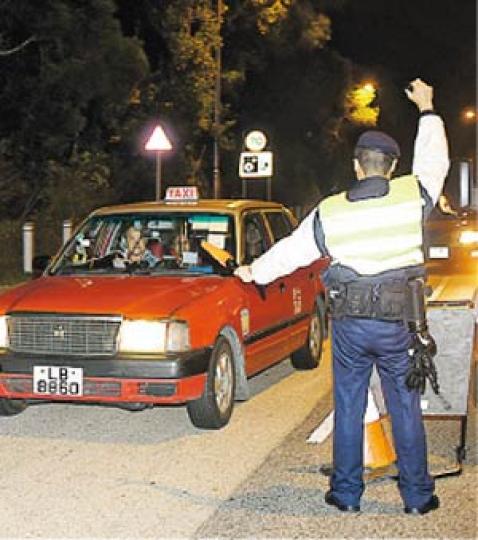 警方通宵派出大批人員登山搜捕,並在區內道路設置路障截查可疑車輛,追緝3名涉案在逃疑匪。(蔡方山攝) 警方通宵派出大批人員登山搜捕,並在區內道路設置路障截查可疑車輛,追緝3名涉案在逃疑匪。(蔡方山攝)
