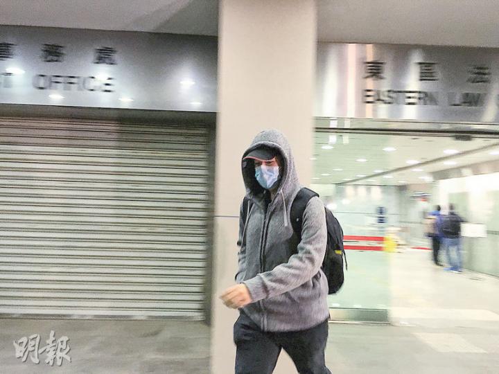 公開大學學生關迦曦(圖)被指在海富中心藏有約1公斤「煙霧餅」,昨被裁定管有爆炸品罪罪成,獲准保釋候判。他在庭外坦言感到後悔,又指自己「搞出個大頭佛」。(黃建邦攝) 公開大學學生關迦曦(圖)被指在海富中心藏有約1公斤「煙霧餅」,昨被裁定管有爆炸品罪罪成,獲准保釋候判。他在庭外坦言感到後悔,又指自己「搞出個大頭佛」。(黃建邦攝)