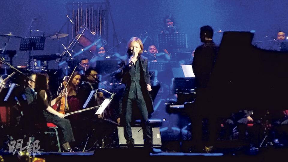 Yoshiki在台上表示雖然發生好多事,但好開心可以成功開騷。(攝影﹕鍾偉茵) Yoshiki為了港迷特別苦練彈奏一首廣東歌《海濶天空》。(攝影﹕鍾偉茵) 何超儀前晚未能看騷,昨晚再到亞博欣賞Yoshiki演出。她表示主辦雖准許持票人士帶多一名朋友前來,但因座位未能同坐,所以沒帶老公陳子聰前來,她說﹕「他本想來,但場館太大怕會走失!」(攝影﹕鍾偉茵) 羅力威與緋聞女友雨僑齊來捧場。(攝影﹕鍾偉茵) Yoshiki在台上表示雖然發生好多事,但好開心可以成功開騷。(攝影﹕鍾偉茵) Yoshiki為了港迷特別苦練彈奏一首廣東歌《海濶天空》。(攝影﹕鍾偉茵) 何超儀前晚未能看騷,昨晚再到亞博欣賞Yoshiki演出。她表示主辦雖准許持票人士帶多一名朋友前來,但因座位未能同坐,所以沒帶老公陳子聰前來,她說﹕「他本想來,但場館太大怕會走失!」(攝影﹕鍾偉茵) 羅力威與緋聞女友雨僑齊來捧場。(攝影﹕鍾偉茵)