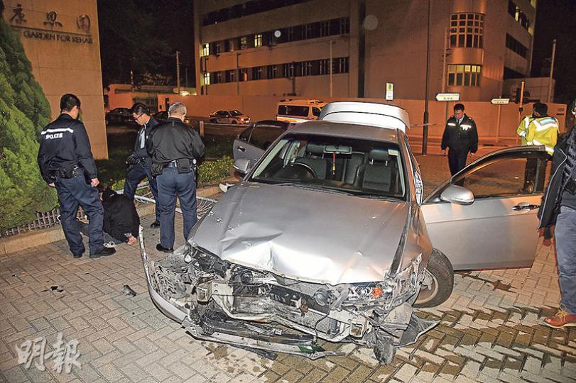警方昨凌晨在屯門街頭截查一輛可疑私家車時，對方高速逃走約3公里失控撞欄剷上行人路，車頭嚴重損毁，幸未有波及途人。（蔡方山攝）涉事私家車失控撞欄剷上行人路拋錨，警員駕隱形戰車趕至，拉出車內5男女制服，經調查證實司機（坐地者）無車牌及偷駕家人私家車，將其拘捕帶署扣查。（蔡方山攝）