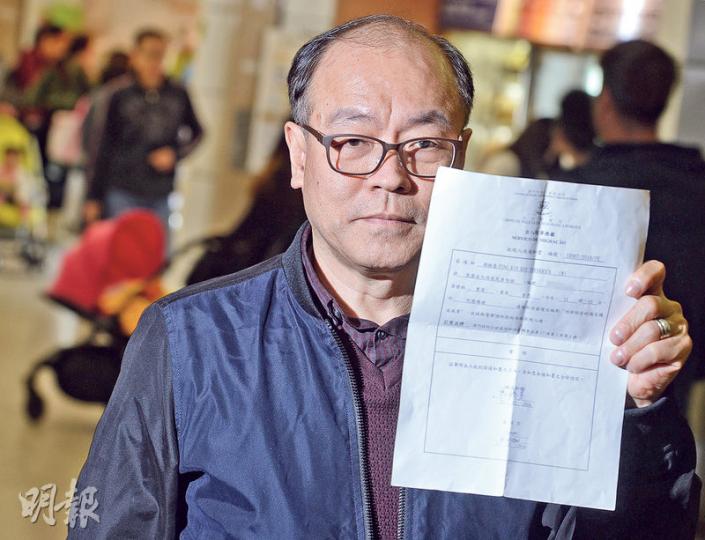 馮檢基（圖）昨被澳門當局拒絕入境，並展示對方發給他的信件，內容提及的理由，是他對澳門「內部保安的穩定構成威脅」。（劉焌陶攝）