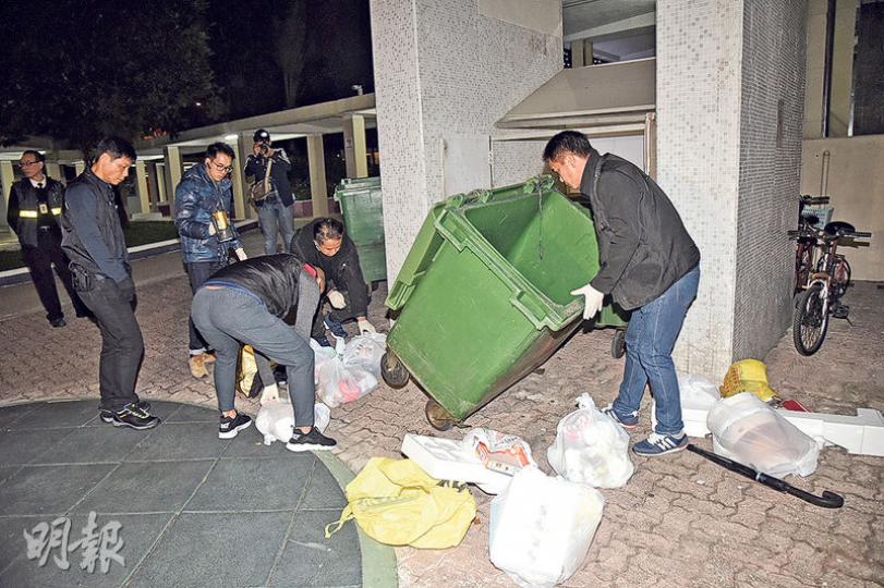 屯門澤豐花園揭發倫常謀殺案後，警員通宵在案發大廈地下垃圾房把垃圾箱逐一倒出搜查，找到涉案染血衣物及兇器等證物。（蔡方山攝）警方從垃圾箱中檢獲涉案兇器利剪、勞工手套（圖）及染血衣物等證物。（蔡方山攝）