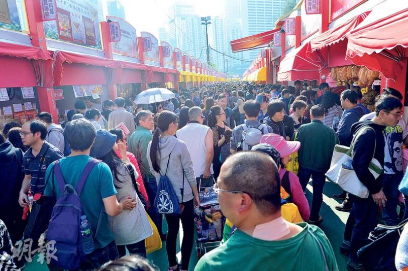 工展會明日閉幕,記者昨午約2時在場觀察,不少市民都趁除夕與親友一同到場掃貨,當中有不少人帶小型購物車到場,小食檔、售賣湯料的攤位明顯較旺場。(蘇智鑫攝)有禦寒衣物公司負責人稱,今屆工展會人流較上屆疏落,主要是內地客減少,生意額下跌約三成,加上近日天氣較暖,遂在工展會開鑼一周後已開始減價促銷。(蘇智鑫攝) 工展會明日閉幕,記者昨午約2時在場觀察,不少市民都趁除夕與親友一同到場掃貨,當中有不少人帶小型購物車到場,小食檔、售賣湯料的攤位明顯較旺場。(蘇智鑫攝)有禦寒衣物公司負責人稱,今屆工展會人流較上屆疏落,主要是內地客減少,生意額下跌約三成,加上近日天氣較暖,遂在工展會開鑼一周後已開始減價促銷。(蘇智鑫攝)