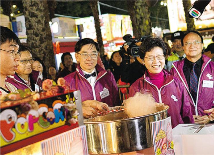 政務司長林鄭月娥昨晚在維園出席工展會倒數活動，並在台上擊鼓。圖為在倒數後邁入2017年，林鄭月娥（前右二）到會場內的食品攤檔參觀。（蘇智鑫攝）已宣布參選特首的新民黨主席葉劉淑儀昨在港台節目上，點名質疑辭職正在休假的財政司長曾俊華「為何日日只是食嘢，不出去拉票？」問是否認為中央覺得他不適合，拉票都無意思。（劉焌陶攝）