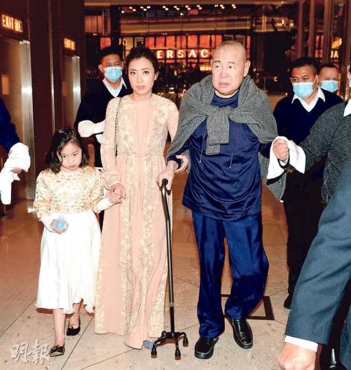 大劉精神飽滿,昨晚偕新婚太太甘比及女兒秀樺到中環參加除夕派對。(攝影﹕黃梓烜) 大劉精神飽滿,昨晚偕新婚太太甘比及女兒秀樺到中環參加除夕派對。(攝影﹕黃梓烜)