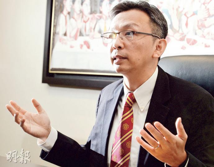 《誰偷走了紅魔?》作者艾雲豪(圖,原名何敏)表示,香港體育也有不少潛力,例如香港國際七人欖球賽3日賽事,每日達4萬人入場,成功發掘出體育商業價值。(劉焌陶攝) 《誰偷走了紅魔?》作者艾雲豪(圖,原名何敏)表示,香港體育也有不少潛力,例如香港國際七人欖球賽3日賽事,每日達4萬人入場,成功發掘出體育商業價值。(劉焌陶攝)