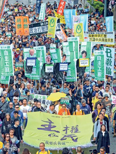 民陣昨發起元旦遊行,要求政府撤回就4名立法會議員的宣誓司法覆核,由4名議員率領出發,多個民主派政黨和組織均有出席。民陣召集人區諾軒承認遊行人數「不理想」,並為此公開道歉,但相信市民並非不認同遊行訴求。(鍾林枝攝)「佔中三子」戴耀廷(右一)、陳健民(右三)和朱耀明(右四),以及民主動力前召集人鄭宇碩(右二),昨於「守護公義基金」街站籌集捐款,支援4名被覆核的民主派立法會議員。(馮凱鍵攝) 民陣昨發起元旦遊行,要求政府撤回就4名立法會議員的宣誓司法覆核,由4名議員率領出發,多個民主派政黨和組織均有出席。民陣召集人區諾軒承認遊行人數「不理想」,並為此公開道歉,但相信市民並非不認同遊行訴求。(鍾林枝攝)「佔中三子」戴耀廷(右一)、陳健民(右三)和朱耀明(右四),以及民主動力前召集人鄭宇碩(右二),昨於「守護公義基金」街站籌集捐款,支援4名被覆核的民主派立法會議員。(馮凱鍵攝)