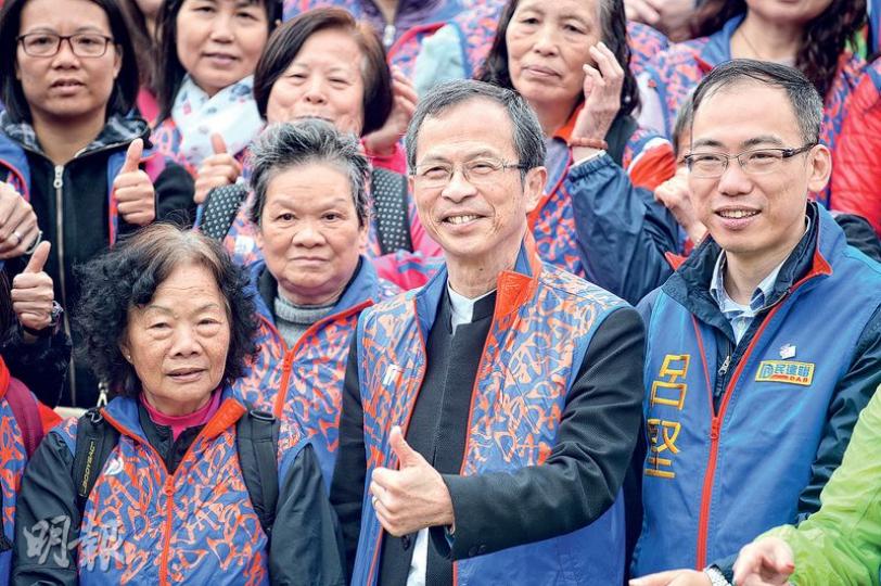 民建聯創黨主席曾鈺成(前排中)稱自己未考慮是否參選特首,指看不到自己今年的身分會有改變,相信如無意外仍會是民建聯成員。根據法例,特首不能有政黨背景。(鍾林枝攝) 民建聯創黨主席曾鈺成(前排中)稱自己未考慮是否參選特首,指看不到自己今年的身分會有改變,相信如無意外仍會是民建聯成員。根據法例,特首不能有政黨背景。(鍾林枝攝)