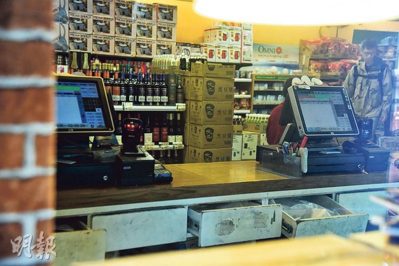 賊匪潛入農圃道地下阿信屋店內大肆搜掠,收銀機下方的抽屜全遭打開,經初步點算損失約7000元現金及貨物。(陳柔雅攝) 賊匪潛入農圃道地下阿信屋店內大肆搜掠,收銀機下方的抽屜全遭打開,經初步點算損失約7000元現金及貨物。(陳柔雅攝)