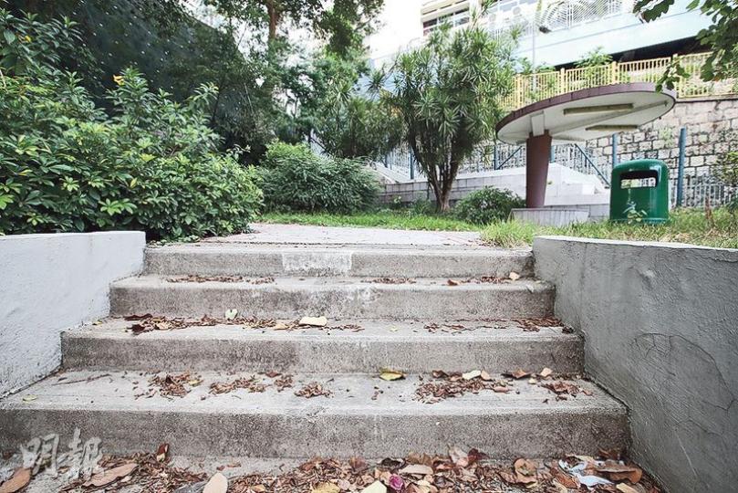 發展局計劃在培正道休憩花園(圖)等工務工程,試用碎石製成的「機砂」取代河砂造水泥砂漿,若證實可行,將擴大應用,減少對河砂需求。(曾憲宗攝)建築署正翻新培正道休憩花園,並在園內設置寵物公園。本報記者昨現場觀察,部分公園地台最近平整後,混凝土顏色有別以往。(曾憲宗攝) 發展局計劃在培正道休憩花園(圖)等工務工程,試用碎石製成的「機砂」取代河砂造水泥砂漿,若證實可行,將擴大應用,減少對河砂需求。(曾憲宗攝)建築署正翻新培正道休憩花園,並在園內設置寵物公園。本報記者昨現場觀察,部分公園地台最近平整後,混凝土顏色有別以往。(曾憲宗攝)