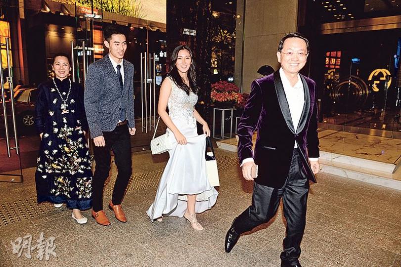 梁婉靜(左)前晚與老公李智康(右)及索爆16歲女兒(右二)出席除夕派對,女兒樣子甜美,相當省鏡。(攝影鎅O者﹕黃梓烜、鍾偉茵)劉鑾雄新婚後與甘比及女兒劉秀樺出席派對,但未倒數先離場。(攝影鎅O者﹕黃梓烜、鍾偉茵) 梁婉靜(左)前晚與老公李智康(右)及索爆16歲女兒(右二)出席除夕派對,女兒樣子甜美,相當省鏡。(攝影鎅O者﹕黃梓烜、鍾偉茵)劉鑾雄新婚後與甘比及女兒劉秀樺出席派對,但未倒數先離場。(攝影鎅O者﹕黃梓烜、鍾偉茵)