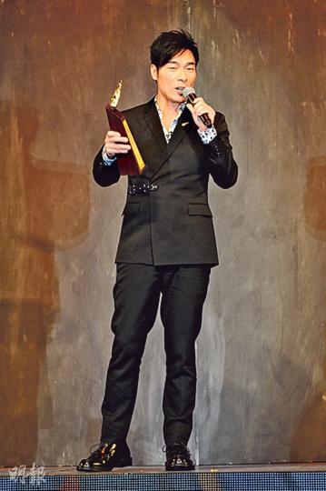 安仔憑《非安全地帶》奪專業推介第6位,領獎時自爆昔日瘀事。(攝影﹕孫華中、鍾偉茵) 安仔憑《非安全地帶》奪專業推介第6位,領獎時自爆昔日瘀事。(攝影﹕孫華中、鍾偉茵)
