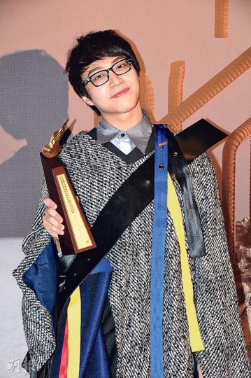坤哥冧莊「我最喜愛男歌手」獎項,承認壓力大增。(攝影:娛樂組) 坤哥冧莊「我最喜愛男歌手」獎項,承認壓力大增。(攝影:娛樂組)