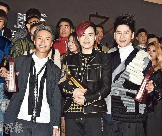 張敬軒(中)、陳柏宇(左)及許廷鏗(右)分別獲頒男歌手金、銀、銅獎。(攝影:娛樂組) 張敬軒(中)、陳柏宇(左)及許廷鏗(右)分別獲頒男歌手金、銀、銅獎。(攝影:娛樂組)