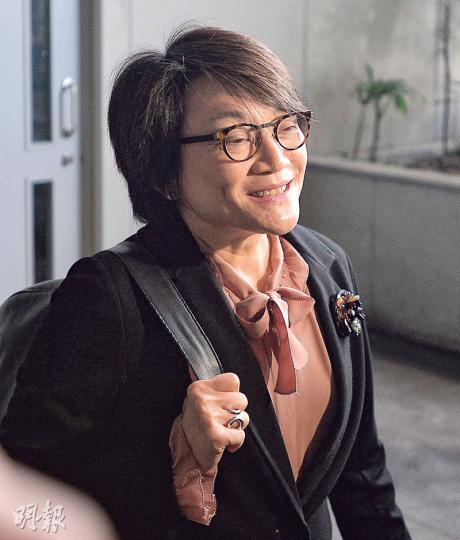 曾蔭權胞妹、渣打銀行大中華區前主席曾璟璇(圖)昨到庭支持胞兄,開庭前兩人緊緊相擁。被問到心情,她只以「多謝」回應。(鄧宗弘攝)控方的律師團隊成員包括英國御用大律師David Perry(左)、資深大律師郭棟明(右)及大律師黃佩琪。(劉焌陶攝)曾蔭權的律師團隊由英國御用大狀萬江儀(Clare Montgomery,圖)領軍,其他成員包括資深大律師鄧樂勤及大律師陳政龍。(鄧宗弘攝) 曾蔭權胞妹、渣打銀行大中華區前主席曾璟璇(圖)昨到庭支持胞兄,開庭前兩人緊緊相擁。被問到心情,她只以「多謝」回應。(鄧宗弘攝)控方的律師團隊成員包括英國御用大律師David Perry(左)、資深大律師郭棟明(右)及大律師黃佩琪。(劉焌陶攝)曾蔭權的律師團隊由英國御用大狀萬江儀(Clare Montgomery,圖)領軍,其他成員包括資深大律師鄧樂勤及大律師陳政龍。(鄧宗弘攝)