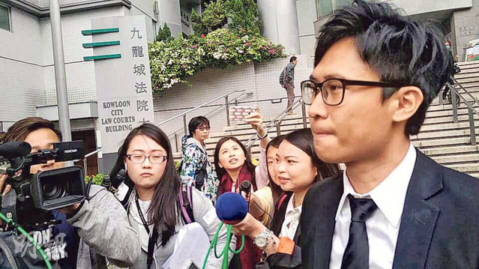 婚禮攝影師卓羚釬(右一)脫罪後不發一語,乘坐的士離開九龍城裁判法院。(楊英傑攝) 婚禮攝影師卓羚釬(右一)脫罪後不發一語,乘坐的士離開九龍城裁判法院。(楊英傑攝)