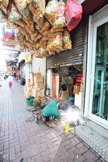 旺角遭撬捲閘爆竊的香燭店,店東稱因防盜裝備價錢昂貴,暫沒考慮安裝閉路電視,但即時僱人在捲閘安裝兩鎖加強保安。(伍浦鋒攝) 旺角遭撬捲閘爆竊的香燭店,店東稱因防盜裝備價錢昂貴,暫沒考慮安裝閉路電視,但即時僱人在捲閘安裝兩鎖加強保安。(伍浦鋒攝)