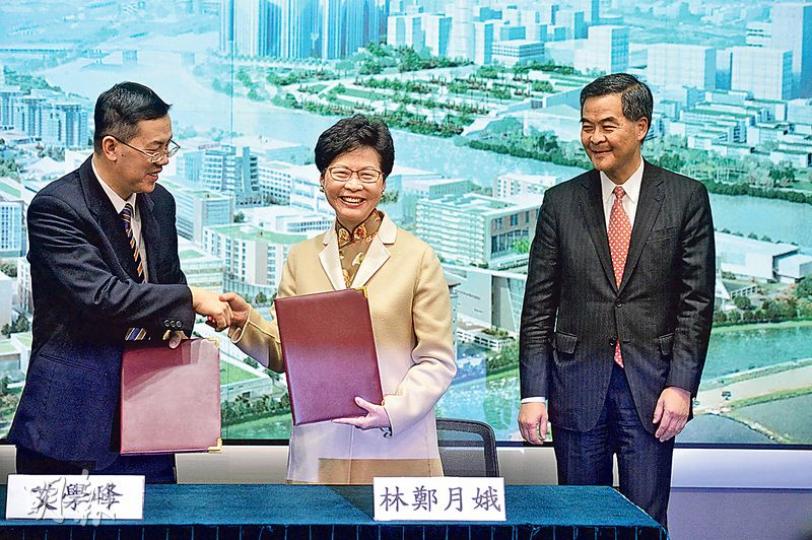 政務司長林鄭月娥(中)與深圳市副市長艾學峰(左)昨日在政府總部簽署合作備忘錄,同意兩地在落馬洲河套區發展「港深創新及科技園」,特首梁振英(右)亦出席儀式見證。梁振英致辭時稱,新的科技園將是本港歷來最大的創科平台。(鄧宗弘攝) 政務司長林鄭月娥(中)與深圳市副市長艾學峰(左)昨日在政府總部簽署合作備忘錄,同意兩地在落馬洲河套區發展「港深創新及科技園」,特首梁振英(右)亦出席儀式見證。梁振英致辭時稱,新的科技園將是本港歷來最大的創科平台。(鄧宗弘攝)