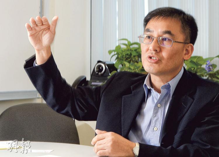 香港大學經濟金融學院副教授程騰歡認為,新特首於7月1日上任後,應該檢討房屋政策,建議向持有1個以上物業投資者和非香港永久居民業主每年徵「超差餉」,金額是現有差餉的20倍,變相所有租金收入全部用來交稅。(劉焌陶攝)
香港大學經濟金融學院副教授程騰歡認為,新特首於7月1日上任後,應該檢討房屋政策,建議向持有1個以上物業投資者和非香港永久居民業主每年徵「超差餉」,金額是現有差餉的20倍,變相所有租金收入全部用來交稅。(劉焌陶攝)