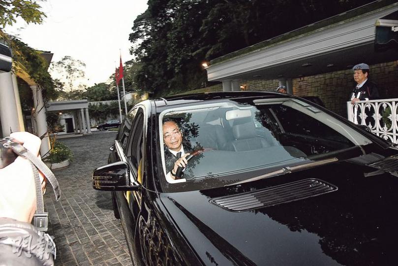 行會成員葉國謙昨午現身政務司長官邸,離開時拒絕透露與司長林鄭月娥見面詳情。他早前也到過財政司長官邸,事後引起揣測。(鍾炳然攝)
行會成員葉國謙昨午現身政務司長官邸,離開時拒絕透露與司長林鄭月娥見面詳情。他早前也到過財政司長官邸,事後引起揣測。(鍾炳然攝)