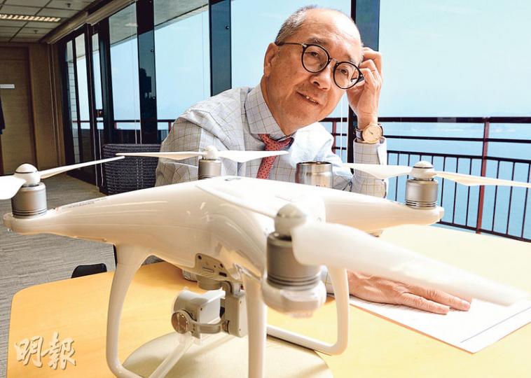 科大校長陳繁昌(圖)的辦公室擺放了該校畢業生研發、在全球多國熱賣的航拍機。陳說,該校有博士生因母親患癌,憑熱誠研發出超聲波眼藥無創導入技術,正籌集資金將之商品化,「我為他而驕傲」。(劉焌陶攝) 科大校長陳繁昌(圖)的辦公室擺放了該校畢業生研發、在全球多國熱賣的航拍機。陳說,該校有博士生因母親患癌,憑熱誠研發出超聲波眼藥無創導入技術,正籌集資金將之商品化,「我為他而驕傲」。(劉焌陶攝)