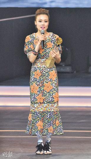 容祖兒昨晚第13度蟬聯「最優秀流行女歌手大獎」,實至名歸。(攝影﹕孫華中、 鍾偉茵、梁榮達)陳奕迅壓軸現身,一口氣獲得5獎成大贏家。(攝影﹕孫華中、 鍾偉茵、梁榮達)張敬軒連奪4獎,在樂壇地位穩固。(攝影﹕孫華中、 鍾偉茵、梁榮達)鄭欣宜昨晚以《女神》一曲奪金曲獎。(攝影﹕孫華中、 鍾偉茵、梁榮達)JW憑《矛盾一生》獲金曲獎,熱淚盈眶。(攝影﹕孫華中、 鍾偉茵、梁榮達)丁噹昨晚奪得「全國最佳女歌手」。(攝影﹕孫華中、 鍾偉茵、梁榮達)吳業坤領「全年最佳進步獎」金獎時,緋聞女友Aka(左)偷望對方 容祖兒昨晚第13度蟬聯「最優秀流行女歌手大獎」,實至名歸。(攝影﹕孫華中、 鍾偉茵、梁榮達)陳奕迅壓軸現身,一口氣獲得5獎成大贏家。(攝影﹕孫華中、 鍾偉茵、梁榮達)張敬軒連奪4獎,在樂壇地位穩固。(攝影﹕孫華中、 鍾偉茵、梁榮達)鄭欣宜昨晚以《女神》一曲奪金曲獎。(攝影﹕孫華中、 鍾偉茵、梁榮達)JW憑《矛盾一生》獲金曲獎,熱淚盈眶。(攝影﹕孫華中、 鍾偉茵、梁榮達)丁噹昨晚奪得「全國最佳女歌手」。(攝影﹕孫華中、 鍾偉茵、梁榮達)吳業坤領「全年最佳進步獎」金獎時,緋聞女友Aka(左)偷望對方