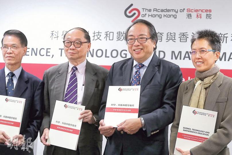 港科院昨發表「科學、科技和數學教育與香港創新科技的發展」研究報告,港科院創院院長徐立之(右二)認為本港STEM人才「斷纜」,最大問題源於高中升讀大學的階段。(李紹昌攝) 港科院昨發表「科學、科技和數學教育與香港創新科技的發展」研究報告,港科院創院院長徐立之(右二)認為本港STEM人才「斷纜」,最大問題源於高中升讀大學的階段。(李紹昌攝)