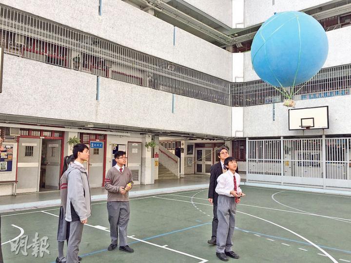 中華基督教會譚李麗芬紀念中學的學生不時會有「鬼馬」的創科意念,想到後便會立即動手做,如缺乏材料,便會提議教師購買,多數也會如願。圖中的氫氣球裝置是由學生製作,他們編寫手機應用程式,用手機遙控氣球下的摩打、螺旋槳等,便可控制氣球移動。(黃津琪攝) 中華基督教會譚李麗芬紀念中學的學生不時會有「鬼馬」的創科意念,想到後便會立即動手做,如缺乏材料,便會提議教師購買,多數也會如願。圖中的氫氣球裝置是由學生製作,他們編寫手機應用程式,用手機遙控氣球下的摩打、螺旋槳等,便可控制氣球移動。(黃津琪攝)