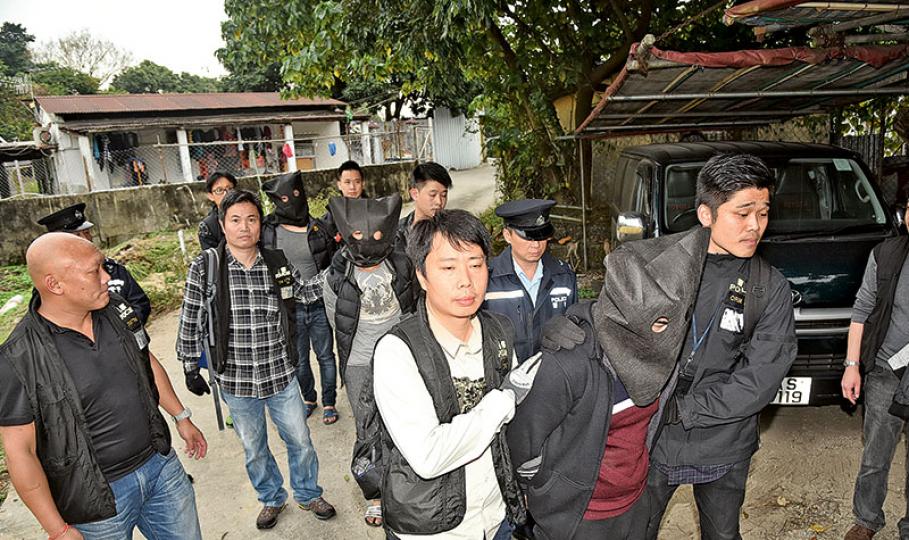 警方飛虎隊昨晨破門進入八鄉大江埔村村屋的賊竇,拘捕一個爆竊三人組(蒙頭者),警方正調查3人有否涉及其他案件。(蔡方山攝)八鄉大江埔村一間舊村屋被用作賊竇,內裏間隔一分為二,左方為包租公李伯的住所,右方廳房租予涉案3名竊匪。(林智傑攝) 警方飛虎隊昨晨破門進入八鄉大江埔村村屋的賊竇,拘捕一個爆竊三人組(蒙頭者),警方正調查3人有否涉及其他案件。(蔡方山攝)八鄉大江埔村一間舊村屋被用作賊竇,內裏間隔一分為二,左方為包租公李伯的住所,右方廳房租予涉案3名竊匪。(林智傑攝)