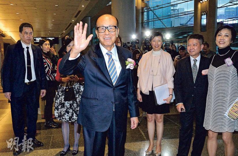 長和系主席李嘉誠(前揮手者)昨日出席集團周年晚宴時表示,希望可以選到大家都喜歡的特首。(蘇智鑫攝) 長和系主席李嘉誠(前揮手者)昨日出席集團周年晚宴時表示,希望可以選到大家都喜歡的特首。(蘇智鑫攝)