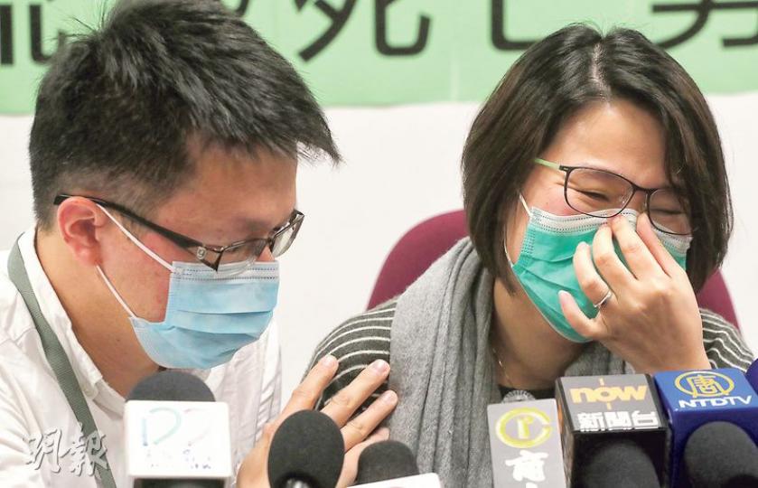 6歲男童張梓睿因流感併發急性壞死性腦炎死亡,父母張先生(左)及張太(右)昨現身交代求醫經過,張太更多次泣不成聲,質疑院方至男童深度昏迷才處方特敏福,要求詳細交代。(李紹昌攝) 6歲男童張梓睿因流感併發急性壞死性腦炎死亡,父母張先生(左)及張太(右)昨現身交代求醫經過,張太更多次泣不成聲,質疑院方至男童深度昏迷才處方特敏福,要求詳細交代。(李紹昌攝)