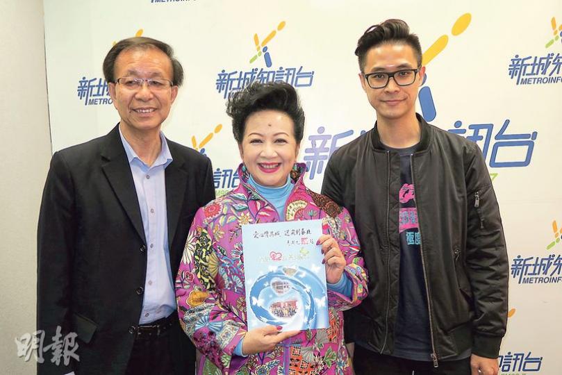 曾醒明(左)與兒子曾漢棟(右)為泰北同胞出力,獲家燕姐(中)大讚愛心爆棚。(攝影鎅O者:柯美) 曾醒明(左)與兒子曾漢棟(右)為泰北同胞出力,獲家燕姐(中)大讚愛心爆棚。(攝影鎅O者:柯美)