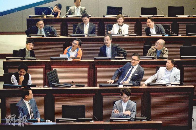 立法會財委會昨討論「向參加免費優質幼稚園教育計劃的幼稚園提供一筆過啟動津貼」的撥款申請,多名民主派議員「積極提問」,令原定2小時議程延至4小時,最後只及表決上述津貼的撥款,不夠時間討論涉及問責官員加薪建議的撥款議程。(蘇智鑫攝) 立法會財委會昨討論「向參加免費優質幼稚園教育計劃的幼稚園提供一筆過啟動津貼」的撥款申請,多名民主派議員「積極提問」,令原定2小時議程延至4小時,最後只及表決上述津貼的撥款,不夠時間討論涉及問責官員加薪建議的撥款議程。(蘇智鑫攝)